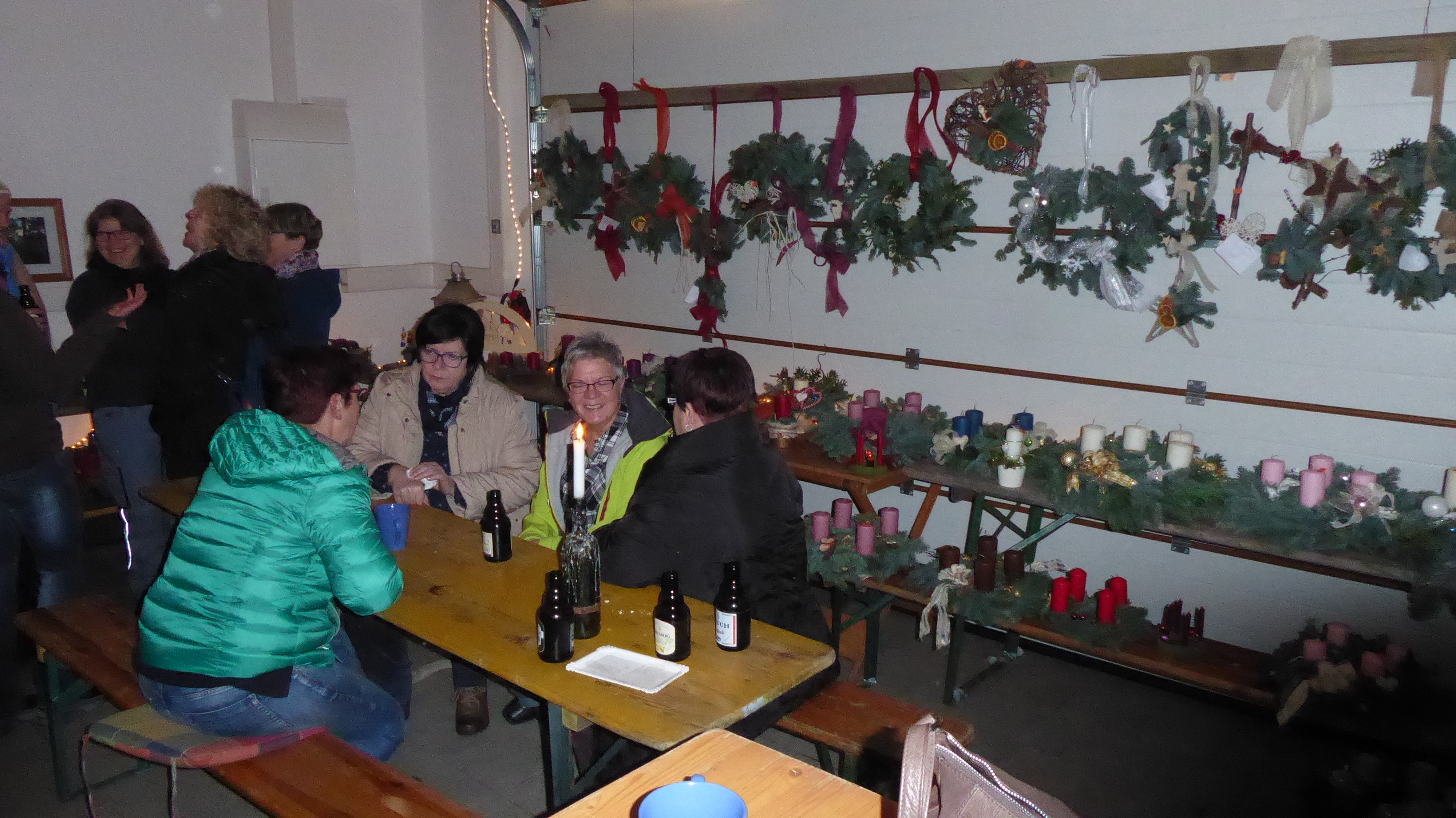 Die Advenstkranzaktion wurde mit Glühwein,, Würstchen und zahlreichen Gästen getsartet in der Garage des Pfadfindreheimes gestartet.